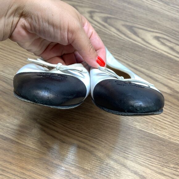 Chanel CC Ballerina Ballet Flats White Black Cap Toe Calfskin Leather Size 39 - Picture 5 of 12